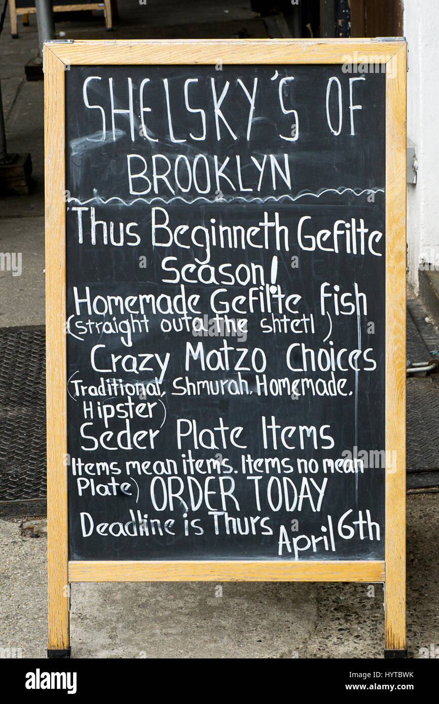 Un signe extérieur de la publicité Shelsky de Brooklyn Pâque préparé de la nourriture pour la vente. Dans la région de Cobble Hill, le centre-ville de Brooklyn, Yirk Ville. Banque D'Images