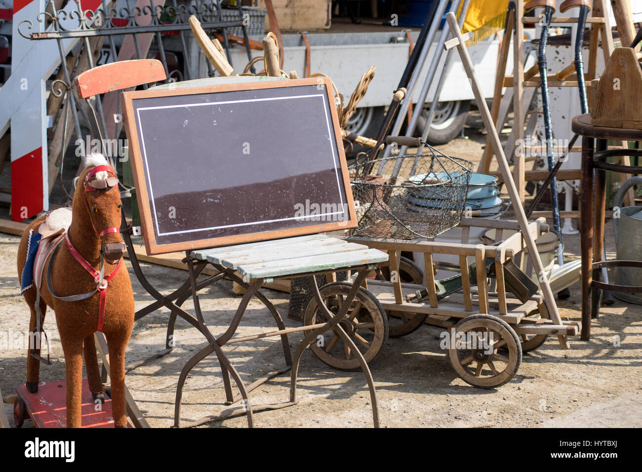 Décrochage du marché aux puces avec des objets anciens Banque D'Images