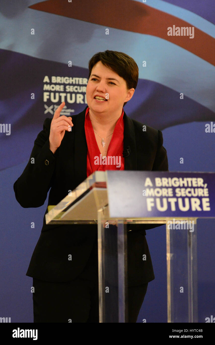 Le chef conservateur écossais Ruth Davidson lors de la présentation de son programme électoral général du parti Banque D'Images