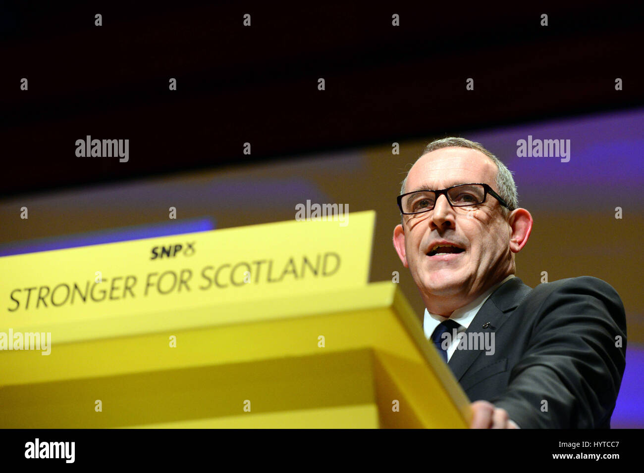 Stewart Hosie MP parlant après avoir été annoncé comme le nouveau Leader depute du parti national écossais à la conférence annuelle du parti à Perth Banque D'Images Stewart Hosie MP parlant après avoir été annoncé comme le nouveau Leader depute du parti national écossais à la conférence annuelle du parti à Perth Banque D'Images