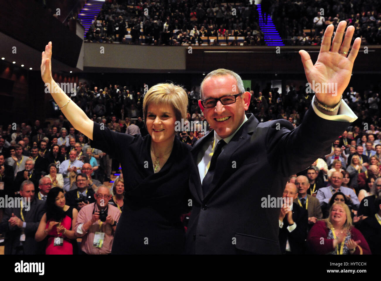 Nicola Sturgeon après avoir été officiellement annoncé comme le nouveau chef du Parti national écossais à la conférence annuelle du parti à Perth, avec chef nouvellement élu depute Stewart Hosie MP Banque D'Images Nicola Sturgeon après avoir été officiellement annoncé comme le nouveau chef du Parti national écossais à la conférence annuelle du parti à Perth, avec chef nouvellement élu depute Stewart Hosie MP Banque D'Images