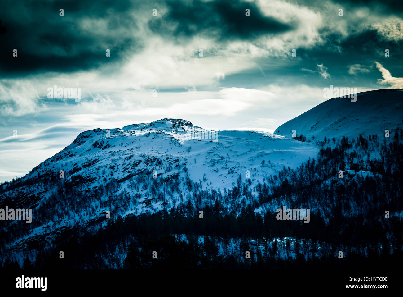 Un beau paysage d'hiver coloré, spectaculaire avec des montagnes en Norvège Banque D'Images