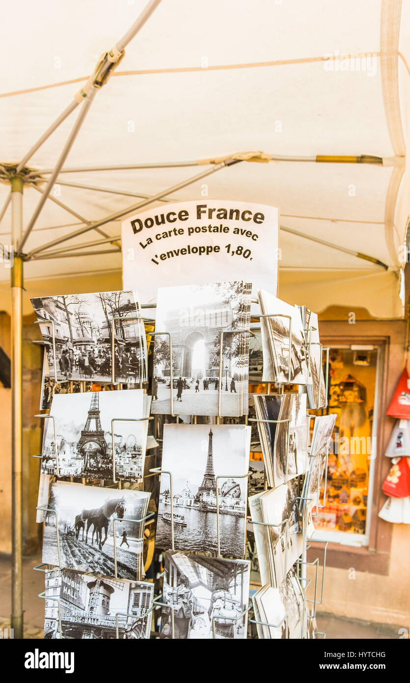 Photo historiques en noir et blanc des cartes postales dans un stand montrant la tour eiffel et des scènes historiques de la vie de tous les jours français Banque D'Images