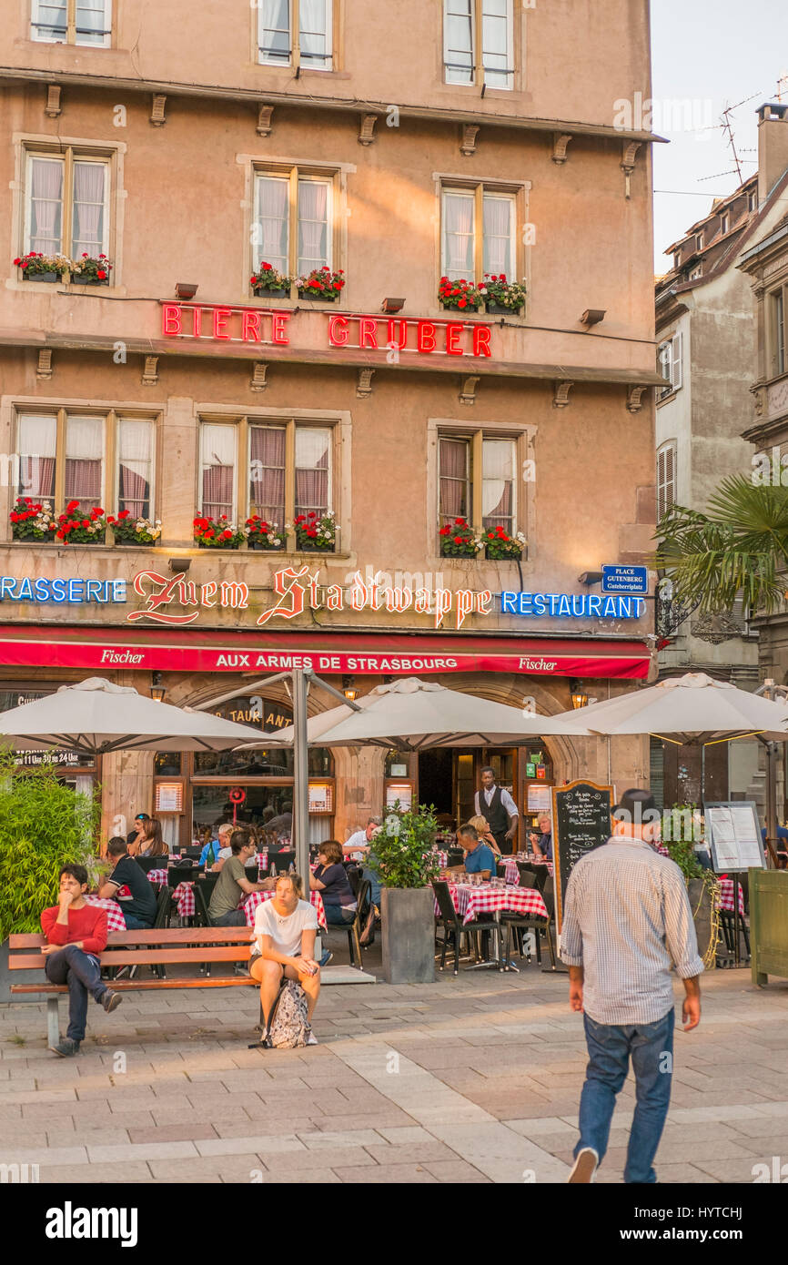 Scène de rue à l'avant du restaurant zum stadtwappe, place Gutenberg Banque D'Images