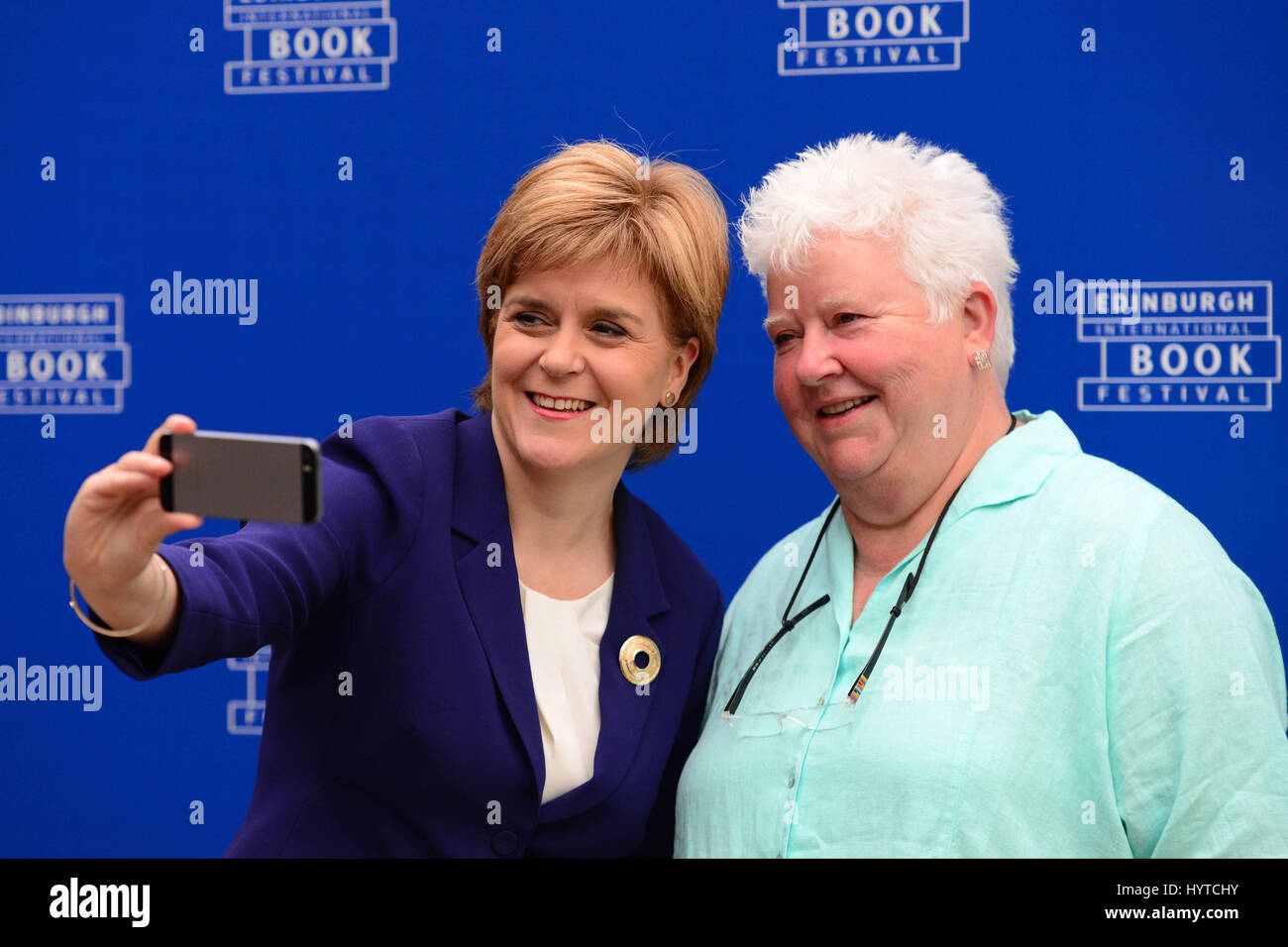 Scotland's Premier Miister Nicola Sturgeon (L) et romancier Val McDermid (R) à la Edinburgh International Book Festival Banque D'Images