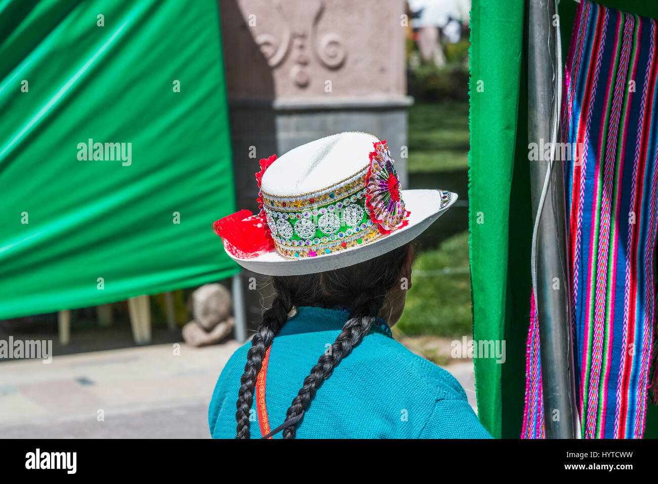 Femme portant chapeau brodé traditionnel avec rosette, Chivay, une ville  dans la vallée du Colca, capitale de Caylloma province, région d'Arequipa,  Pérou Photo Stock - Alamy