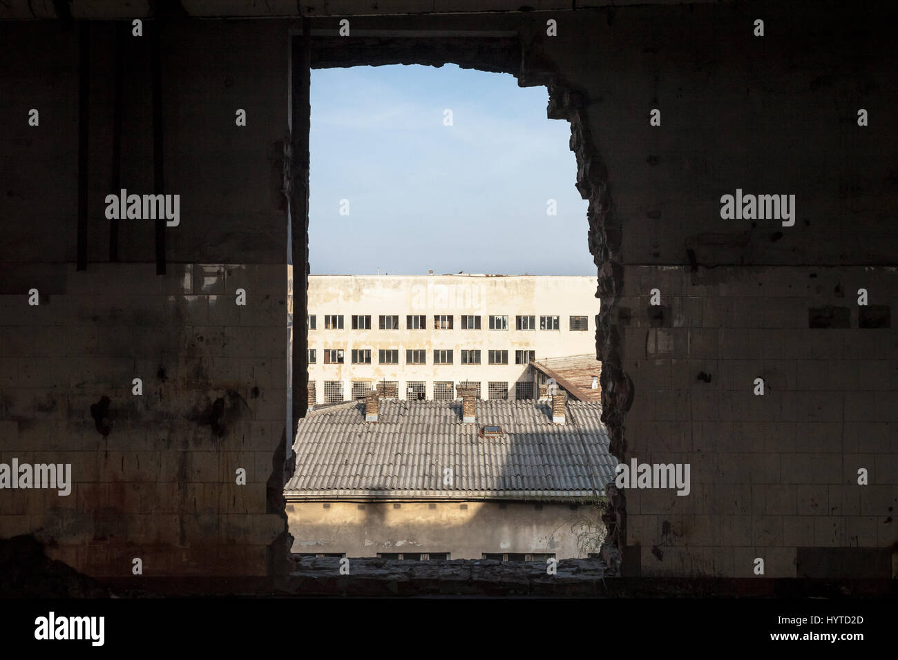 Gros trou dans le mur d'un bâtiment industriel, un ancien laboratoire qui a fait faillite lors de la crise économique. Une autre grande usine bui Banque D'Images