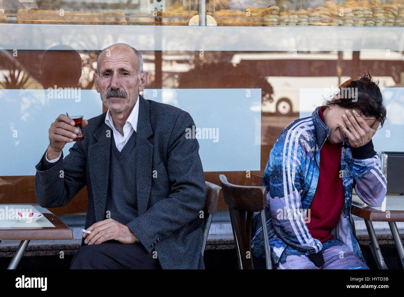 ISTANBUL, TURQUIE - 28 décembre 2015 : Vieil Homme boire le thé sur une terrasse d'un café sur la partie asiatique de la ville Photo d'un homme d'âge mûr à la recherche à la Banque D'Images