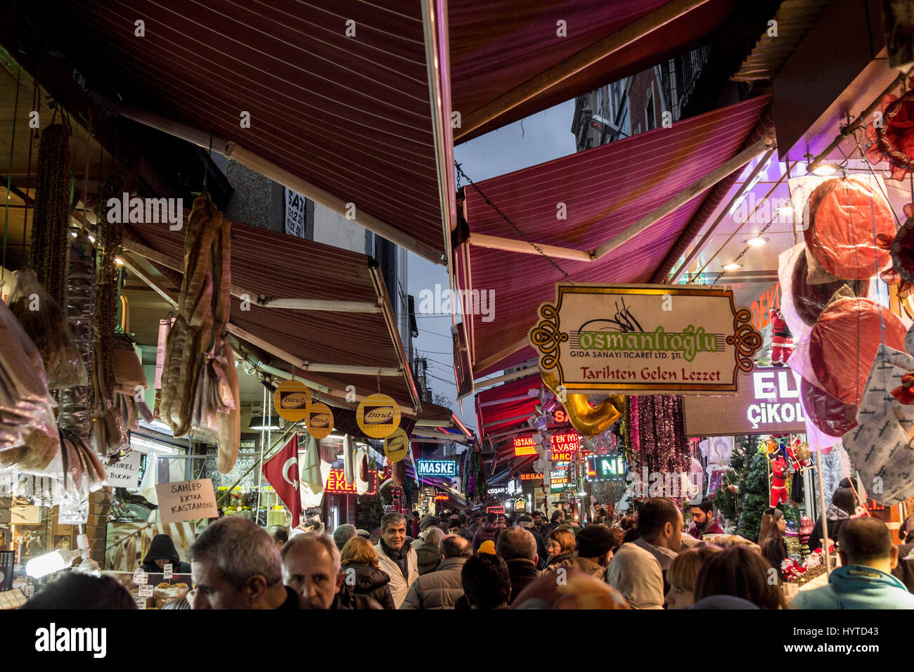 ISTANBUL, TURQUIE - 29 décembre 2015 : Photo de Hasircilar Street à l'heure de pointe, fortement encombré, près du bazar égyptien, aka Spice Market Street f Banque D'Images