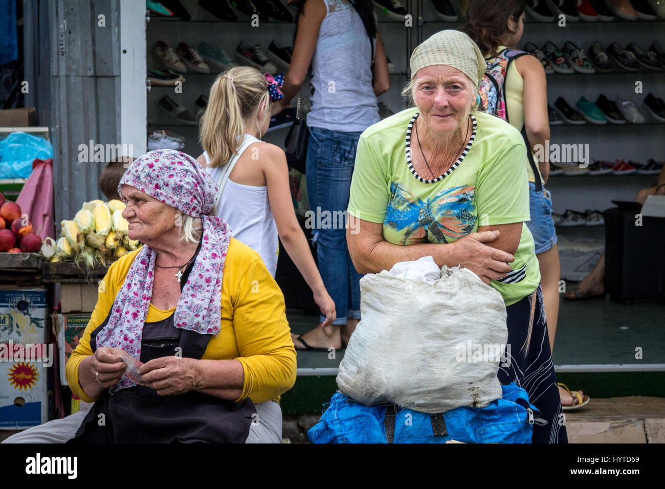 ODESSA, Ukraine - 13 août 2015 : vieille femme vendant des légumes sur le marché Privoz, principal marché d'Odessa, Ukraine deux vieilles femmes vendant parsil sur Banque D'Images