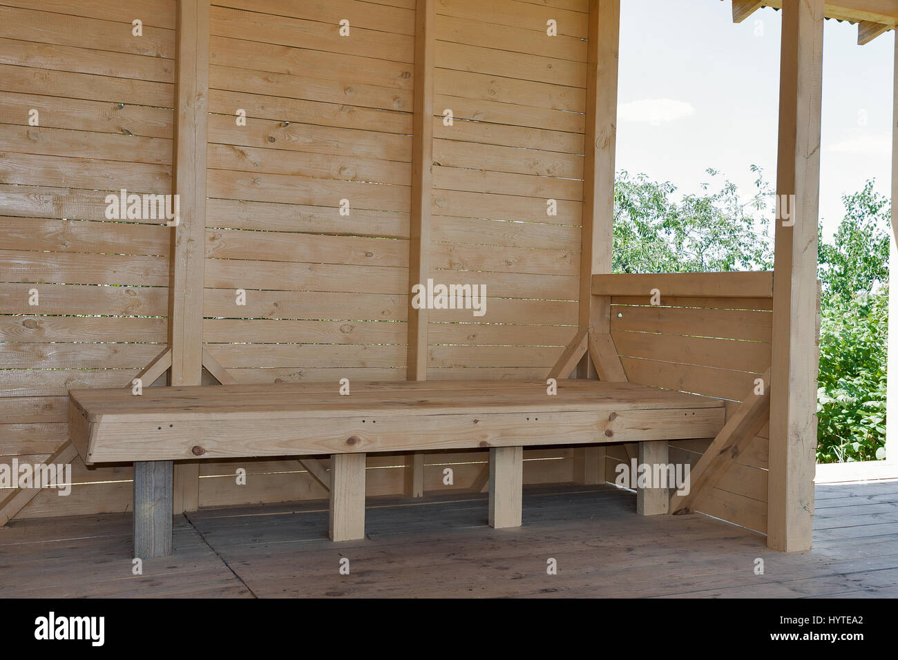 Maison rurale en bois à l'intérieur en été Banque D'Images