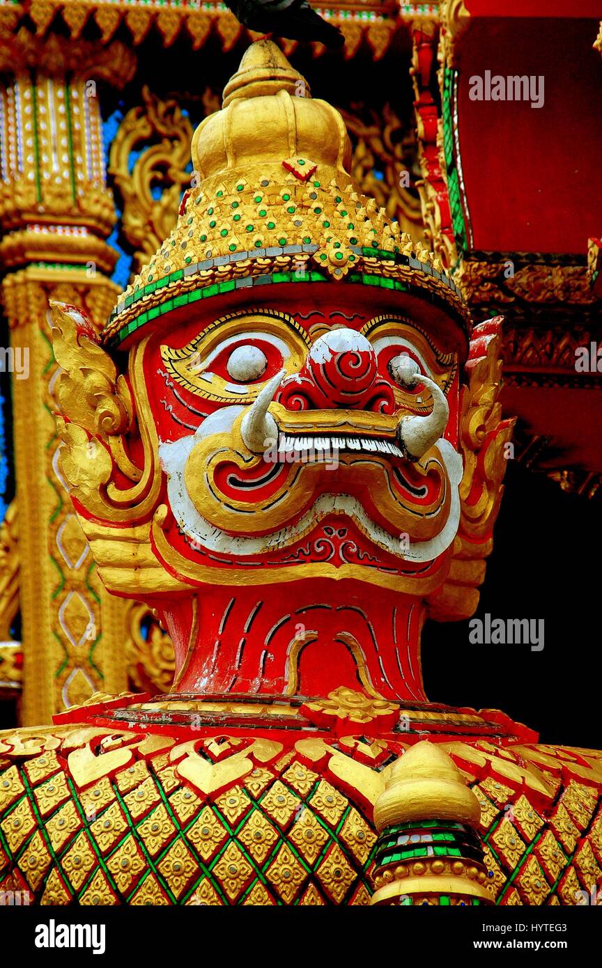 Nakhon Pathom, Thaïlande - 27 décembre 2005 : Giant red-faced démon gardien figure au Wat Dai Lom Banque D'Images