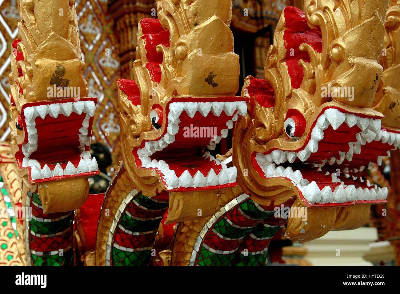Nakhon Pathom, Thaïlande - 27 décembre 2005 : les chiffres de naga en bois sculpté avec bared les dents au Wat Dai Lom Banque D'Images