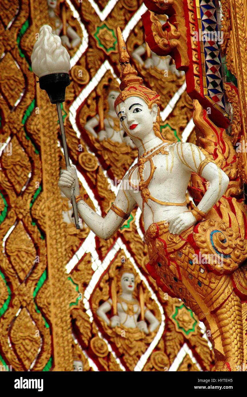 Nakhon Pathom, Thaïlande - 27 décembre 2005 : Aponsi figure maintenant une lumière électrique sur l'Ubosot Sanctuary Hall at Wat Dai Lom Banque D'Images
