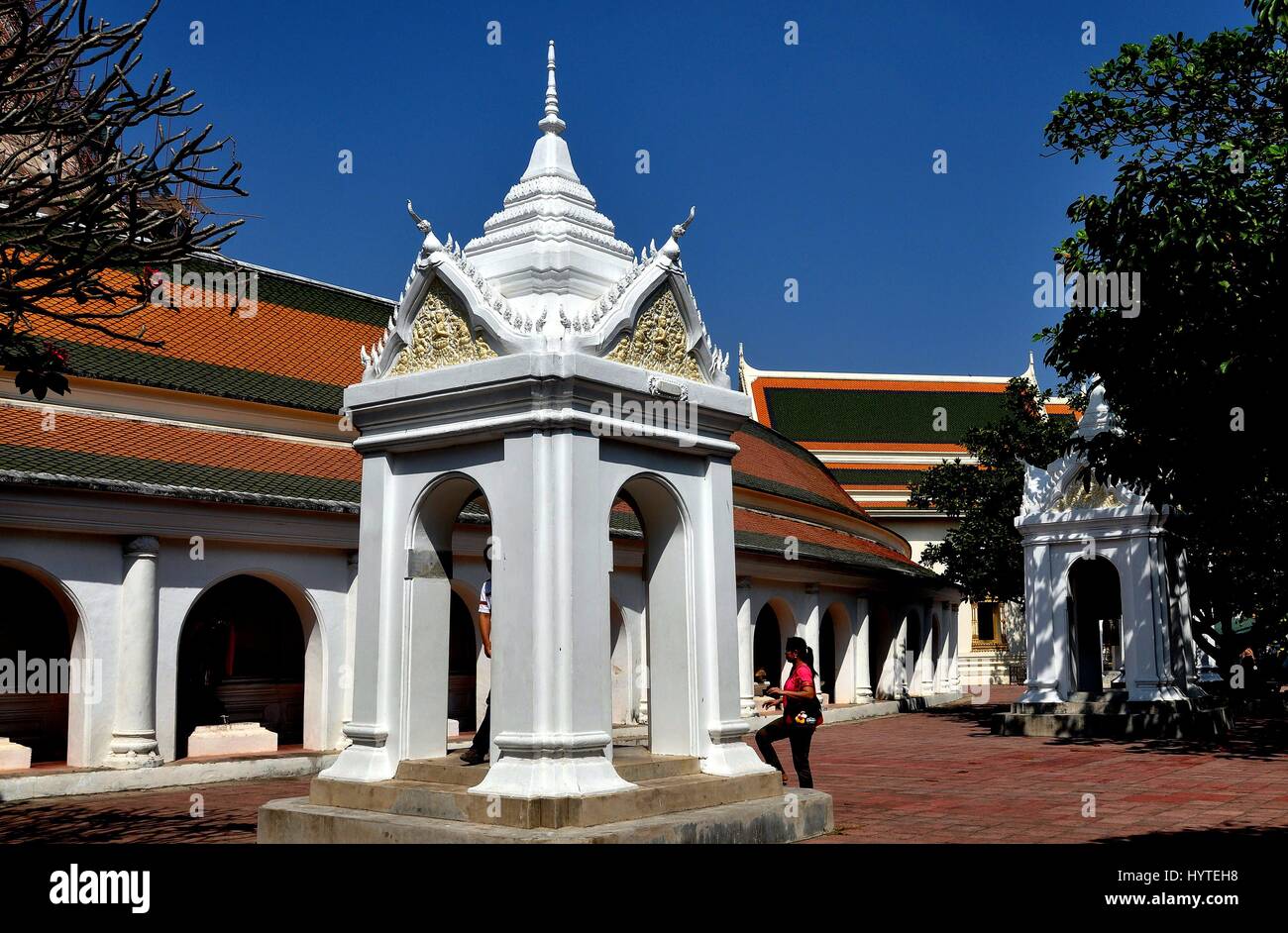 Nakho Pathom, Thaïlande - Jan 9, 2010 : Beffroi avec tympans Bouddha bas relief sur terrasse supérieure entre l'Ouest et du Sud au Wat Phra That Chedi Viharas Banque D'Images