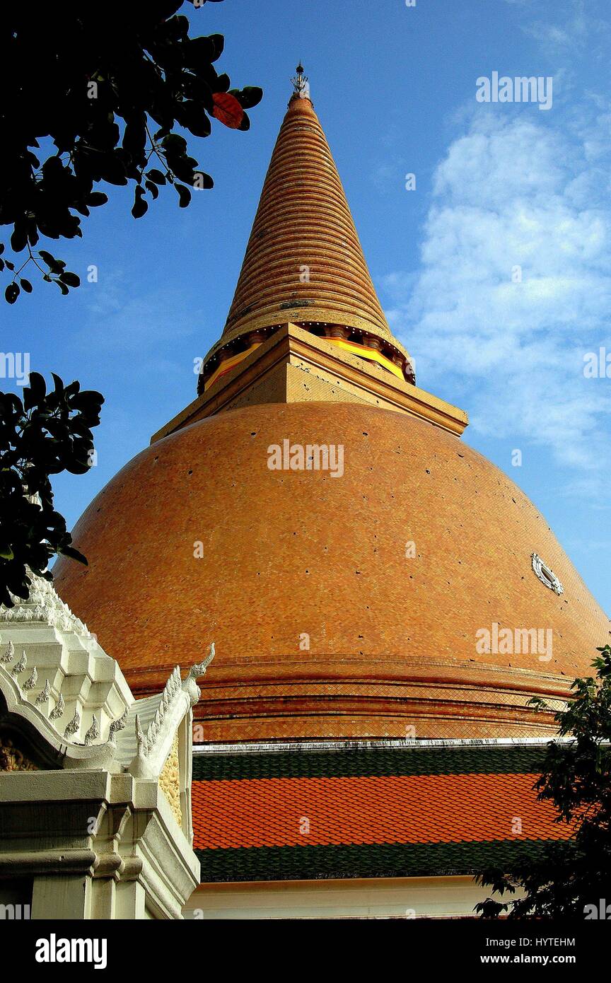 Nakhon Pathom, Thaïlande - 27 décembre 2005 : 120 mètres de haut circulaire immense dôme doré de la Wat Phra Pathom Chedi Banque D'Images