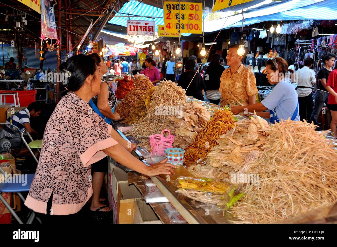 Nakhon Pathom, Thaïlande - 9 janvier 2010 : Les femmes vendant des aliments thaïlandais à un marché local situé à l'extérieur de Wat Phra Pathom Chedi Banque D'Images