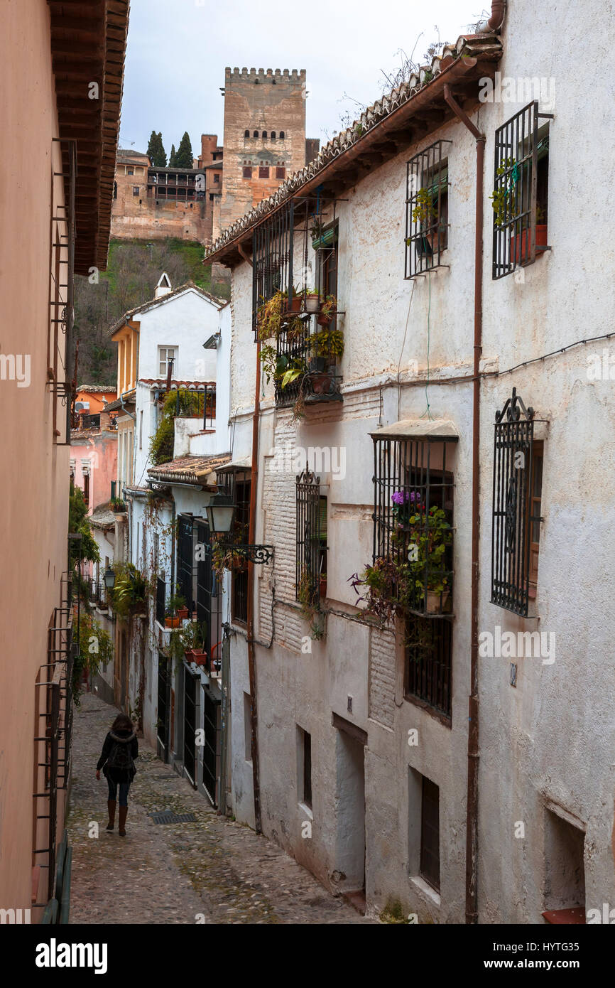 Calle Gumiel de San Pedro, El Albaicín, Grenade, Espagne: Une voie tranquille dans le vieux quartier mauresque, avec un aperçu de l'Alhambra au-delà. MODÈLE LIBÉRÉ Banque D'Images