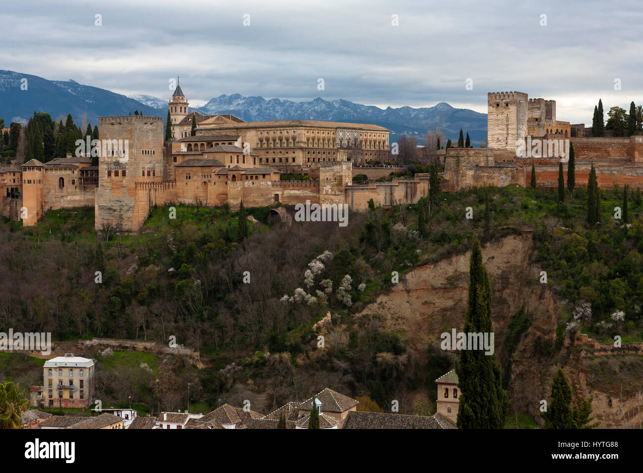 L'affichage classique de l'Alhambra depuis le Mirador de San Nicolás, El Albaicin, Grenade Banque D'Images