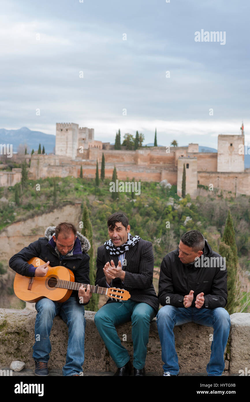 Mirador de San Nicolás, El Albaicin, Grenade : flamenco joué en plein air, avec l'Alhambra au-delà Banque D'Images