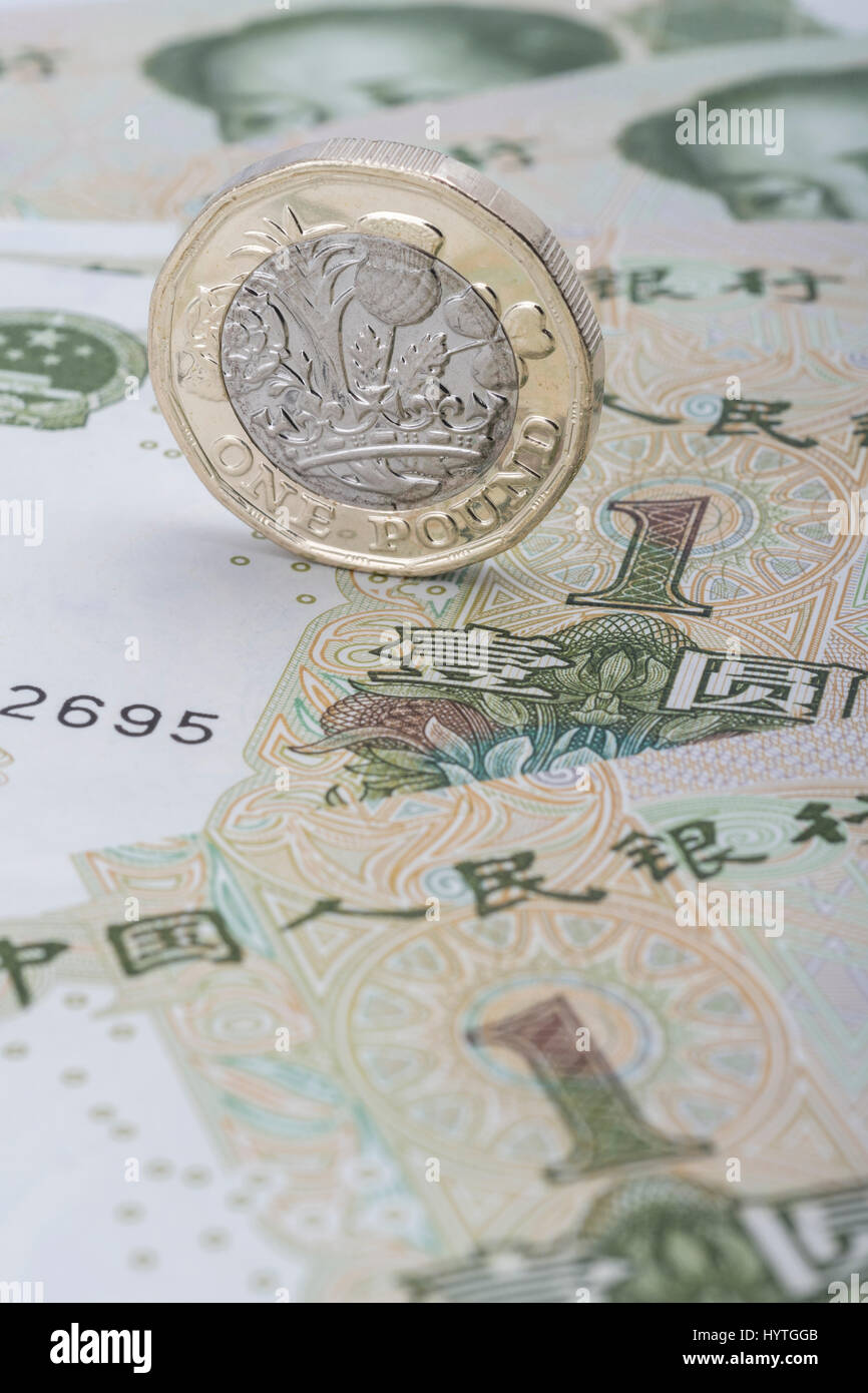 Nouveau €1 / Une livre coin / UK British Pound coin vu avec 1 Yuan Renminbi / notes - métaphore de l'argent chinois Yuan / taux de change contre £ Sterling Banque D'Images