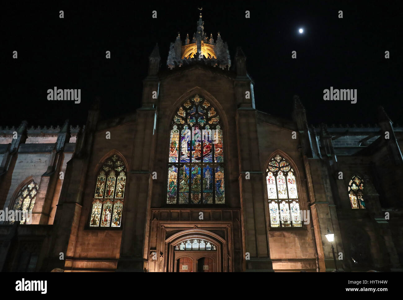 St Giles' Cathedral à Édimbourg pendant le tournage de la superproduction hollywoodienne The Avengers : l'infini la guerre. Banque D'Images