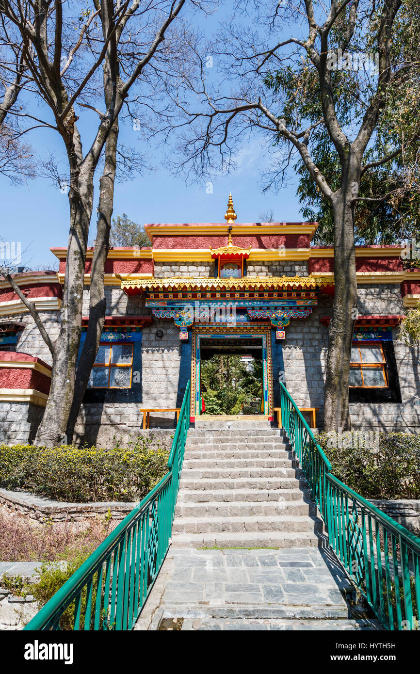 Entrée ornée gateway dans le mur de l'Institut Norbulingka, Sidphur, Dharamsala, Inde du nord, de l'Himachal Dharampur Banque D'Images