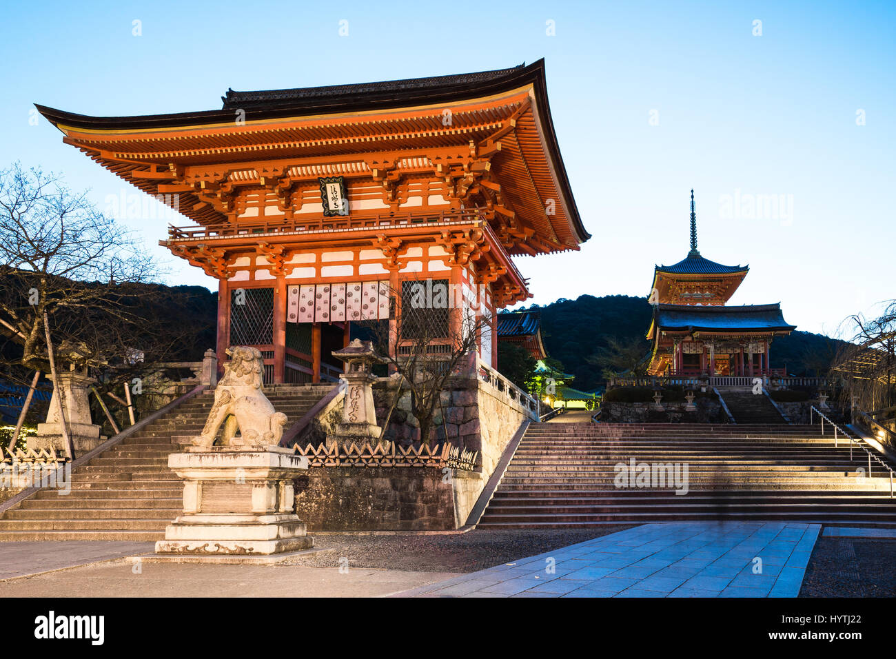Kyoto, Japon - 31 décembre 2015 : lever du soleil à Kyoto avec dera Kiyomizu-dera à Kyoto, Japon Banque D'Images