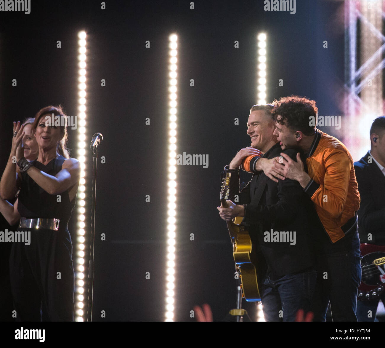 Membres de Arkells, Billy Talent, juillet parler et Strumbellas inscrivez-vous Sarah McLachlan, Alessia Cara, Dallas Smith et Bryan Adams pour une finale à tous les étoiles Banque D'Images