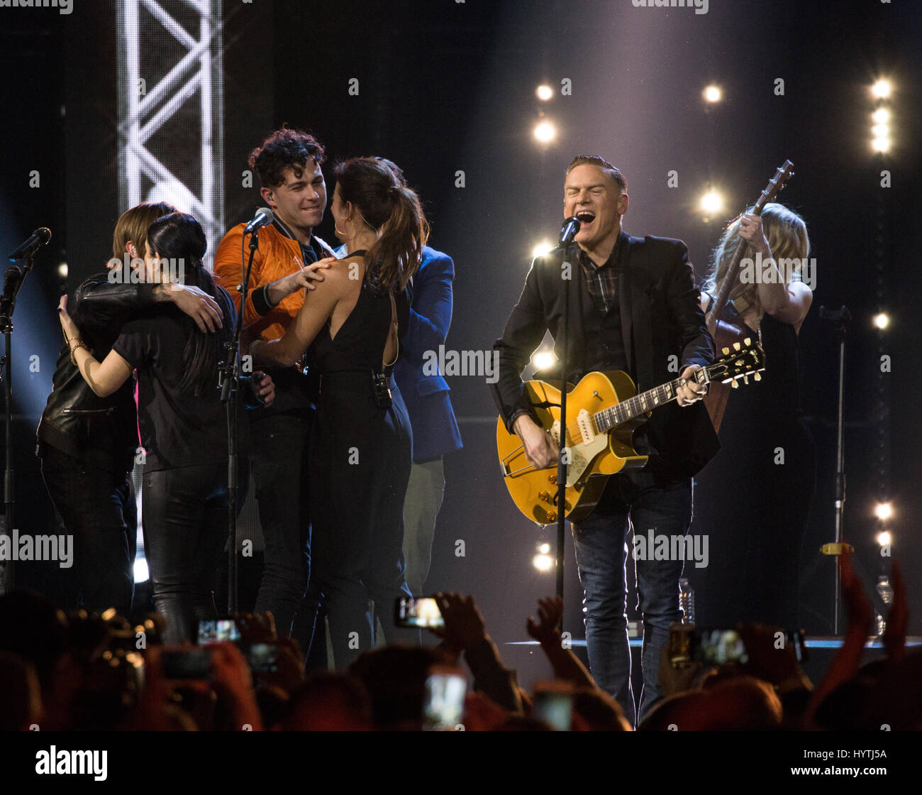 Membres de Arkells, Billy Talent, juillet parler et Strumbellas inscrivez-vous Sarah McLachlan, Alessia Cara, Dallas Smith et Bryan Adams pour une finale à tous les étoiles Banque D'Images