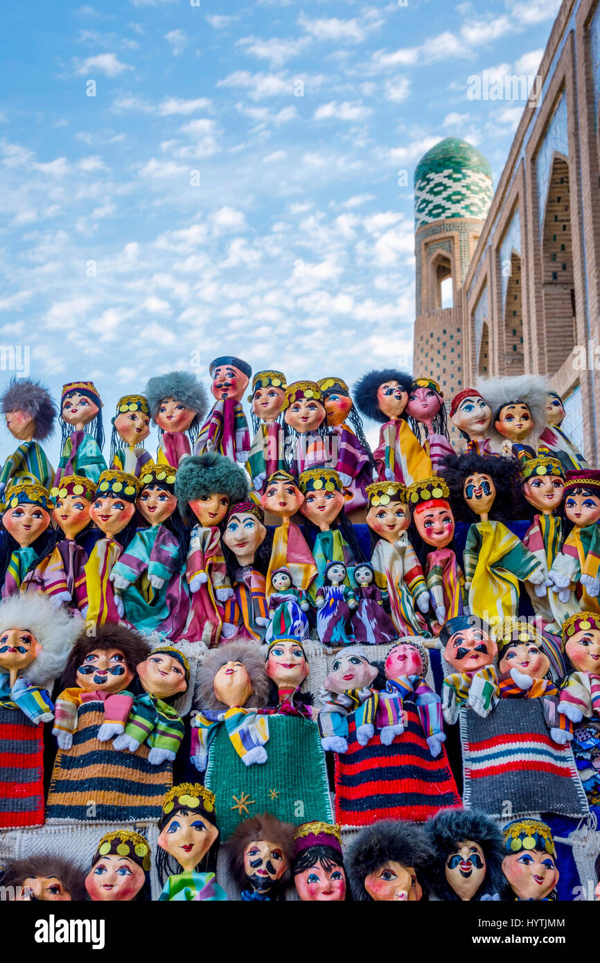 Marionnettes ouzbeks habillés en vêtements traditionnels dans la vieille ville de Khiva, Ouzbékistan Banque D'Images