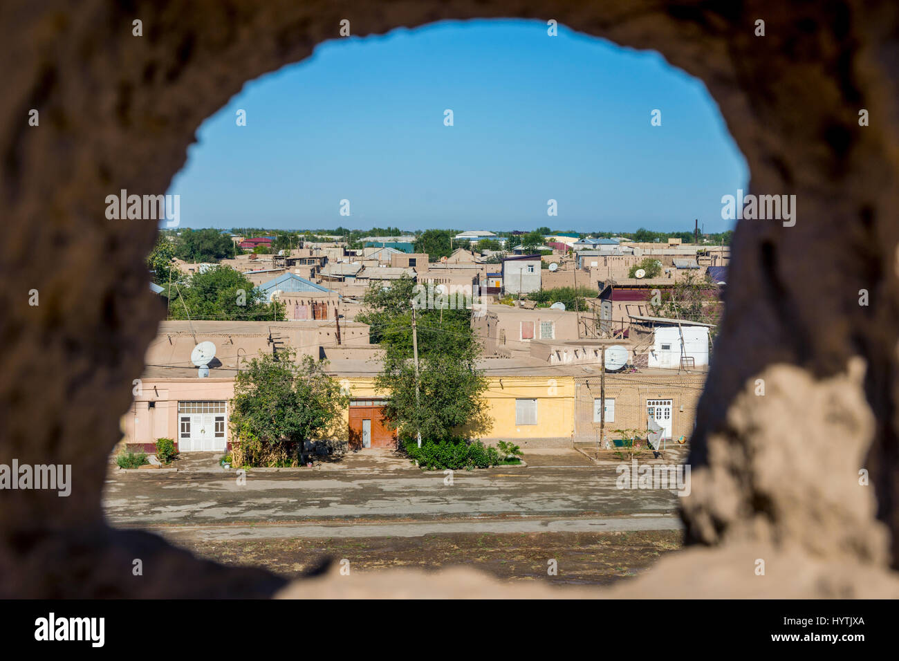 Vue sur la vieille ville de Khiva à travers le trou du mur de la ville, de l'Ouzbékistan Banque D'Images