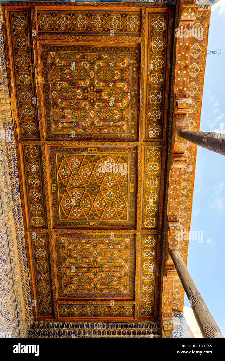 Ornement ancien plafond en bois sculpté de madrassa dans la vieille ville de Khiva, Ouzbékistan Banque D'Images