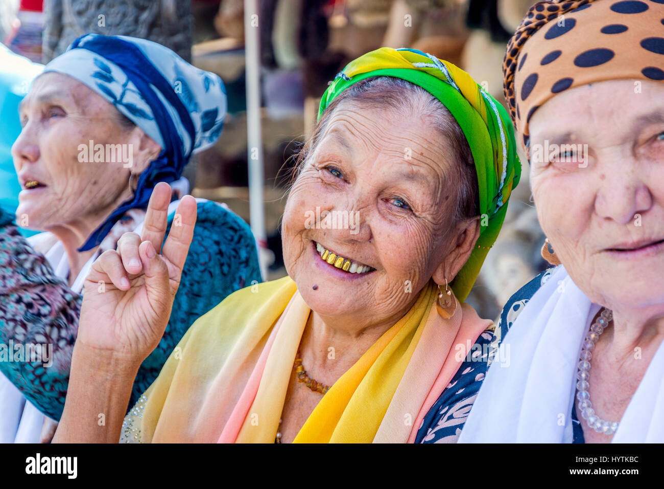 KHIVA, OUZBÉKISTAN - 7 SEPTEMBRE : Senior femmes ouzbeks habillés en vêtements traditionnels en souriant et en montrant leurs dents en or. Septembre 2019 Banque D'Images