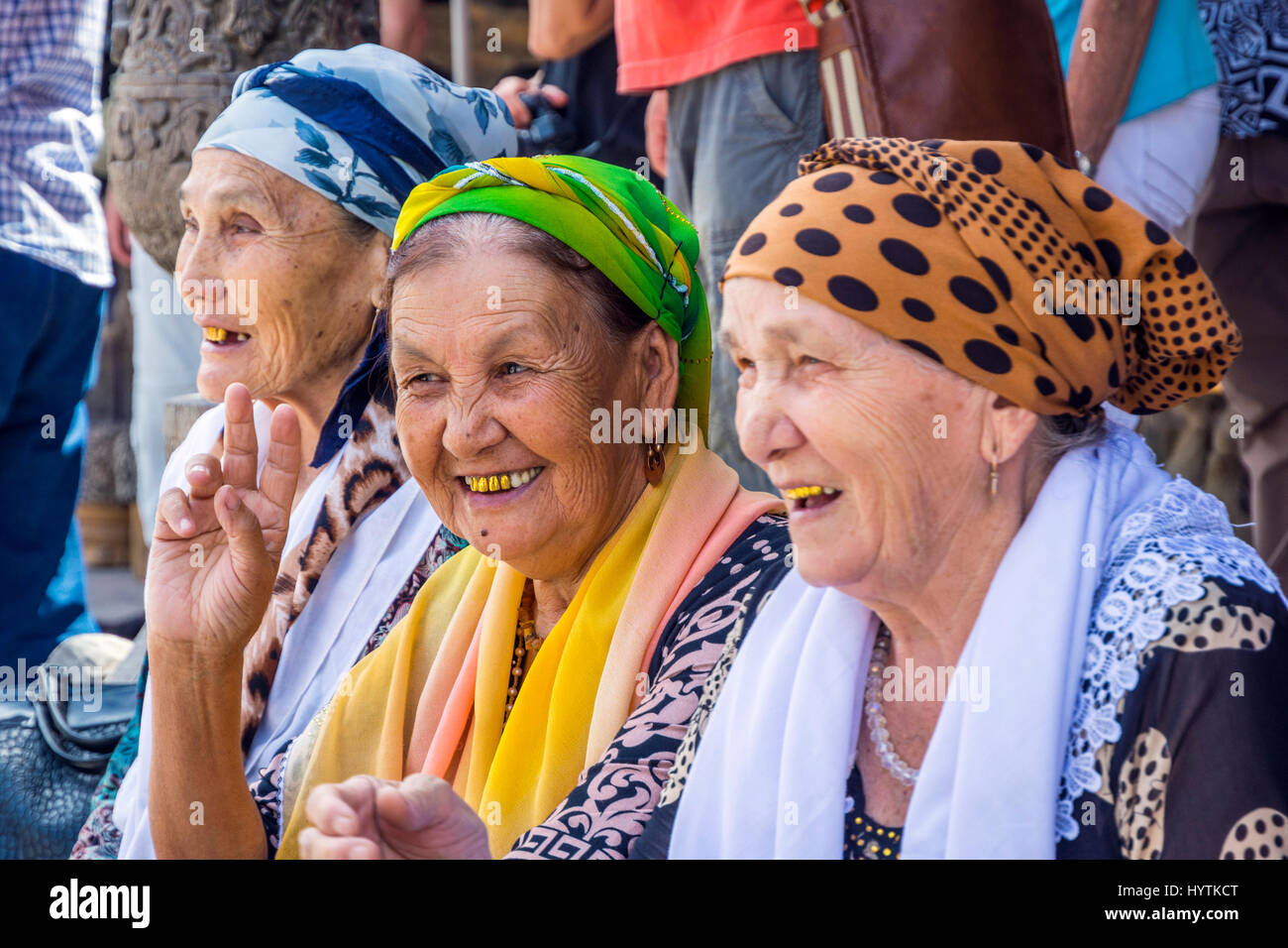 KHIVA, OUZBÉKISTAN - 7 SEPTEMBRE : Senior femmes ouzbeks habillés en vêtements traditionnels en souriant et en montrant leurs dents en or. Septembre 2017 Banque D'Images