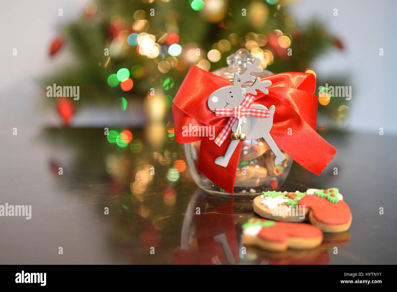 Décorées avec des biscuits de Noël. L'arbre de Noël illuminé de couleurs vives sur l'arrière-plan Banque D'Images