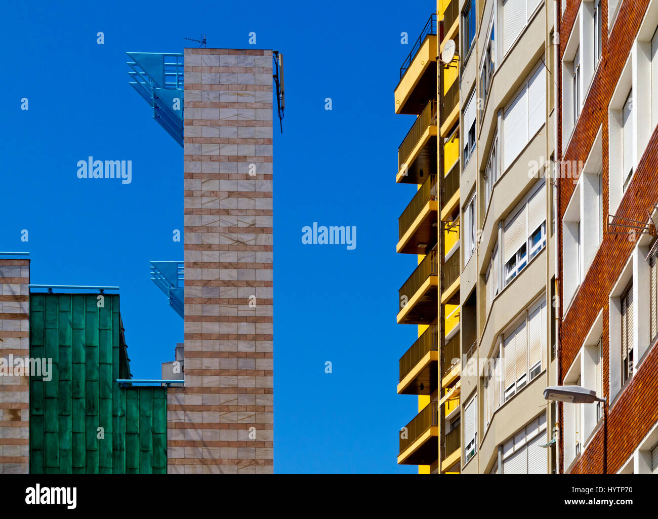 Les bâtiments modernes à proximité du bord de mer, dans une ville de Santander en Cantabrie au Nord de l'Espagne Banque D'Images