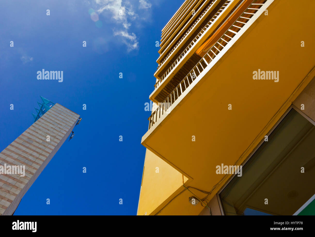 Les bâtiments modernes à proximité du bord de mer, dans une ville de Santander en Cantabrie au Nord de l'Espagne Banque D'Images