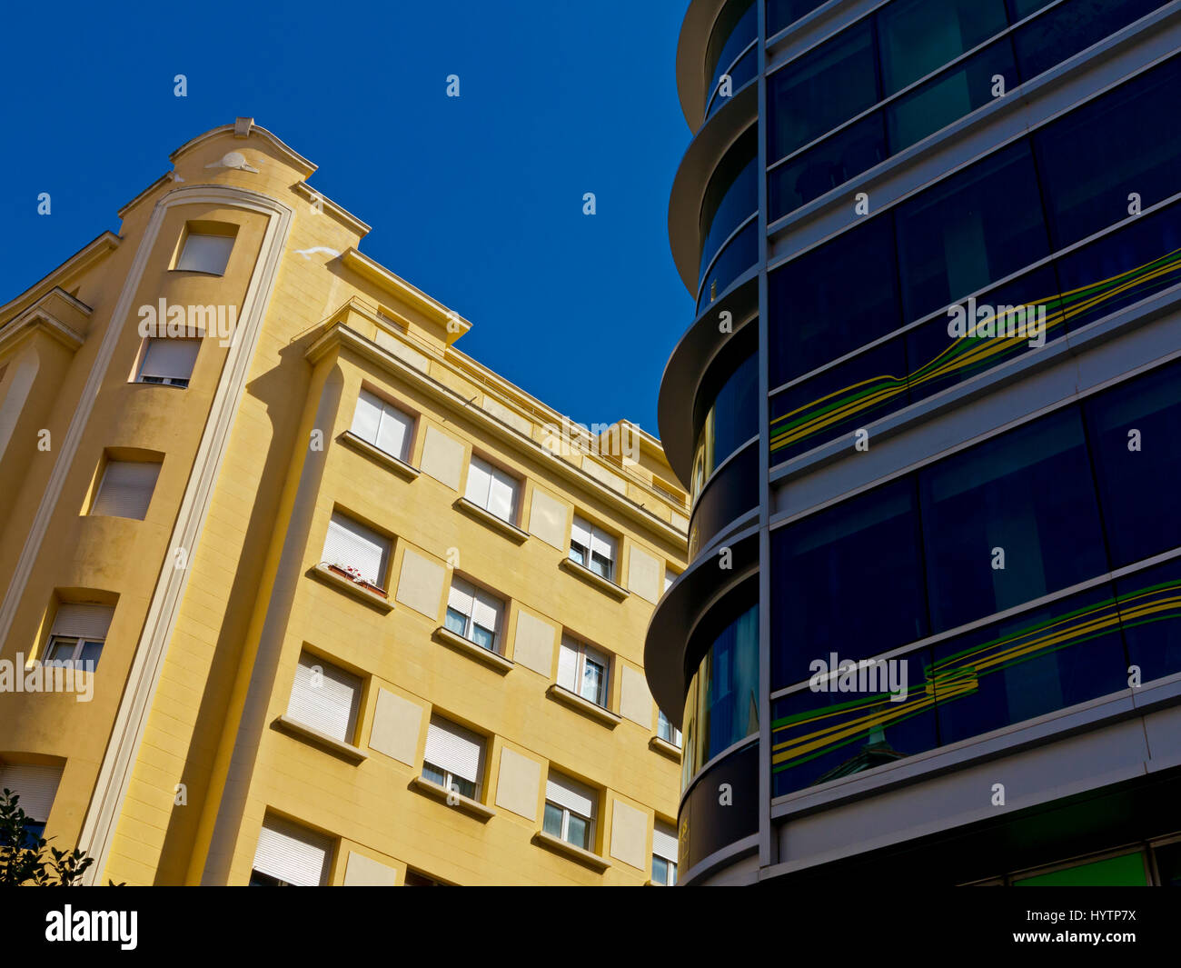 Les bâtiments modernes à proximité du bord de mer, dans une ville de Santander en Cantabrie au Nord de l'Espagne Banque D'Images