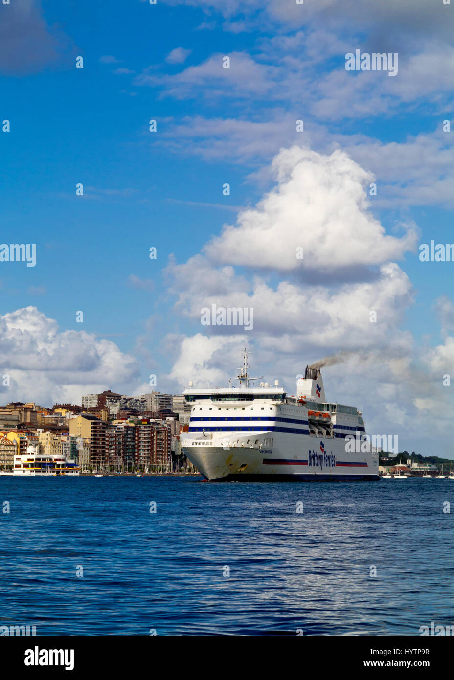 Le front de mer de Santander, une ville portuaire en Cantabrie le nord de l'Espagne avec un navire de Brittany Ferries arrivant Banque D'Images