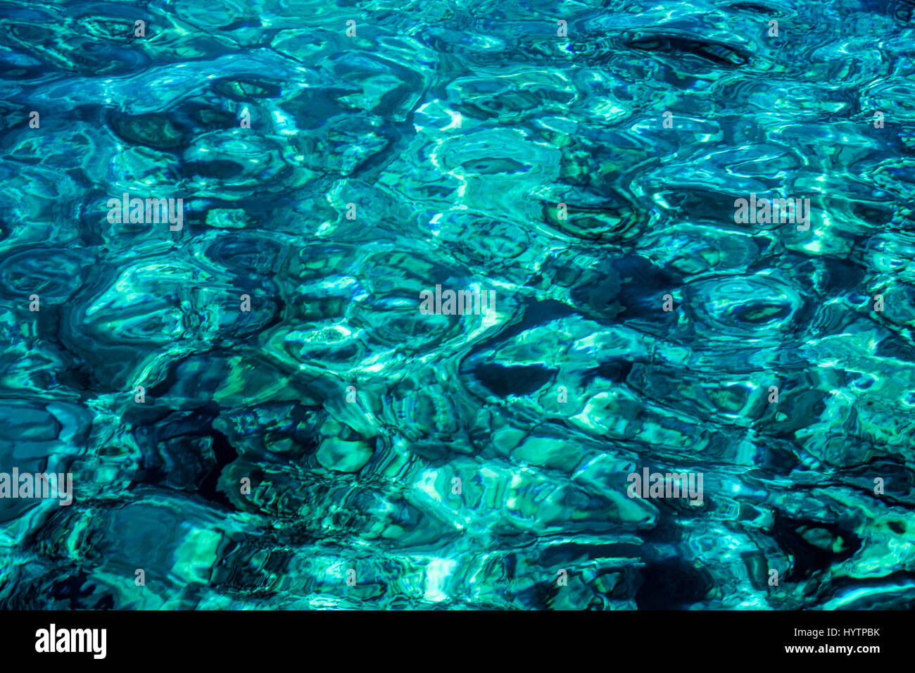 Surface de l'eau liquide bleu azur. abstract background Banque D'Images