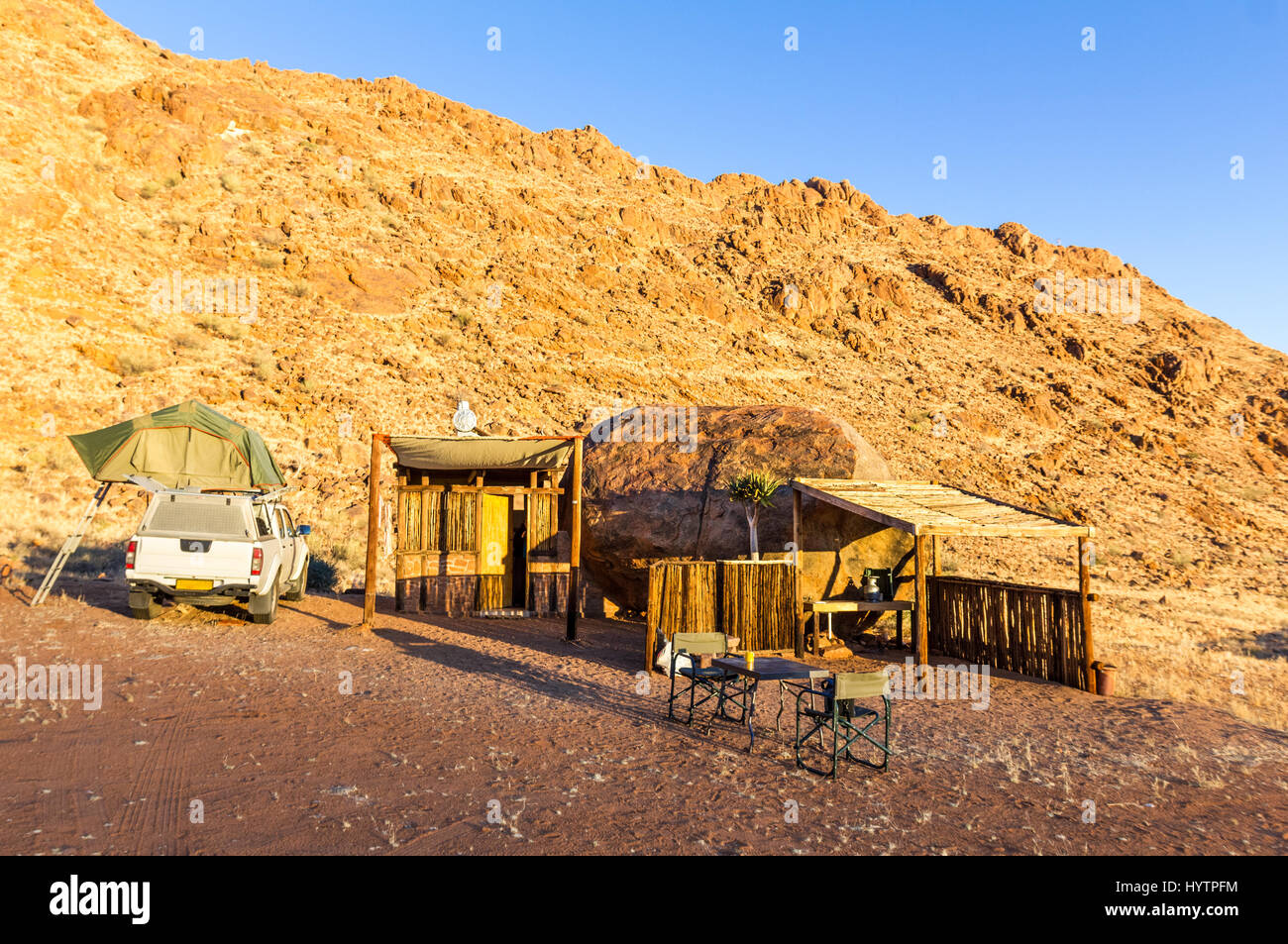 Camping en Afrique avec un abri en bois cabine dans desert sunrise Banque D'Images