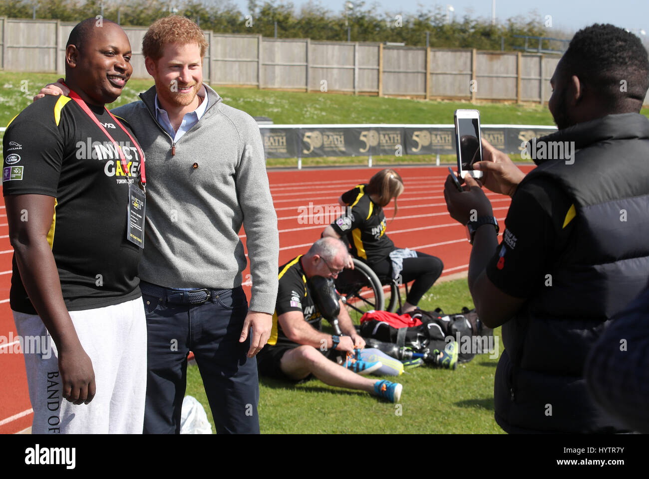 BATH, ANGLETERRE - 07 avril : le prince Harry, Patron de l'Invictus Games Foundation, pose avec un concurrent comme il assiste à l'équipe britannique pour les Jeux de Toronto 2017 Invictus a tenu à l'Université de Bath le 7 avril 2017 à Bath, en Angleterre. L'Invictus Games est la seule manifestation sportive internationale pour les blessés, malades et blessés, hommes et femmes, qui servent tous deux et vétéran et était une idée développée par le prince Harry après qu'il a visité le Guerrier Jeux dans le Colorado aux États-Unis. (Photo de Chris Jackson - Pool WPA/Getty Images) Banque D'Images