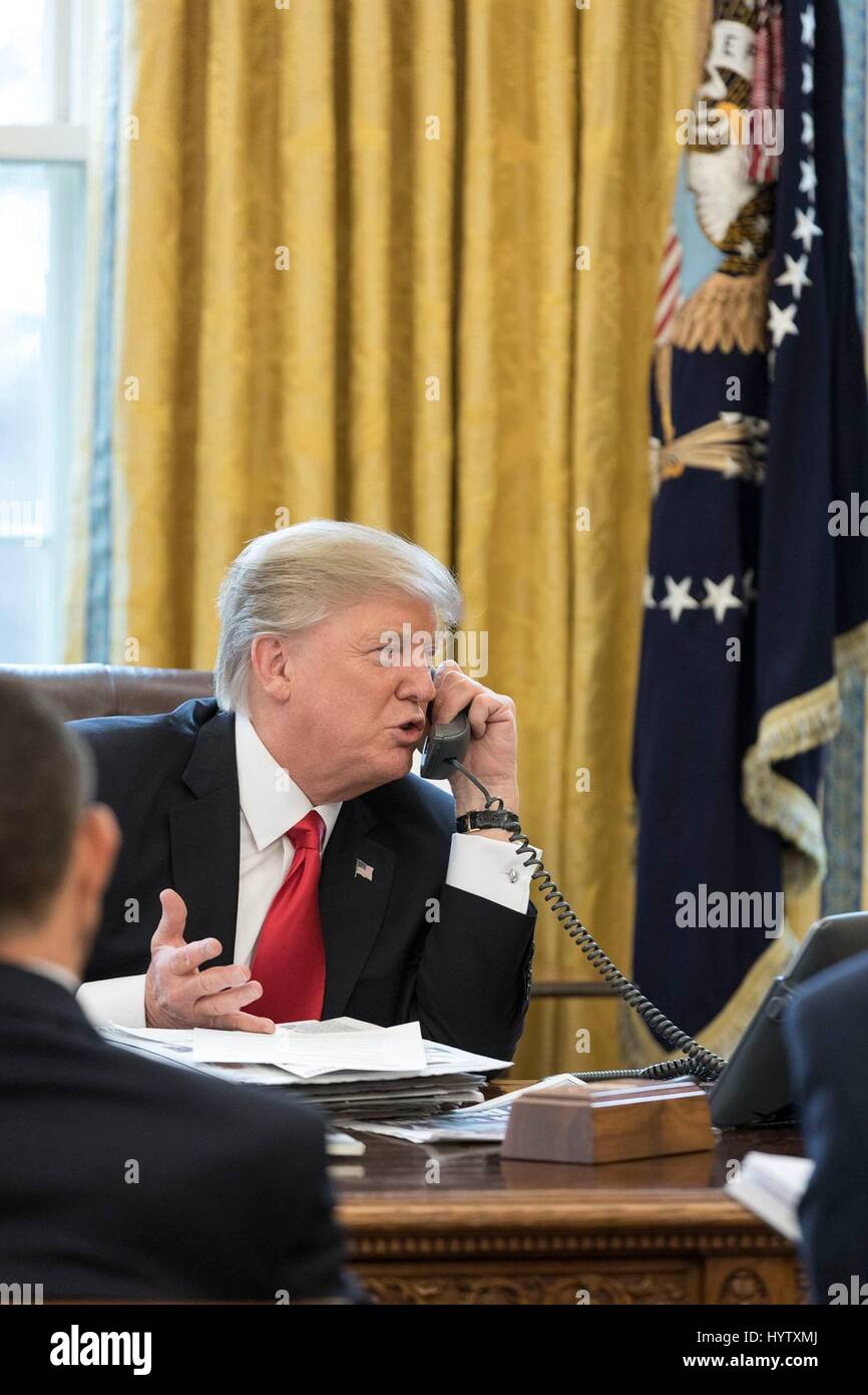 Président américain Donald Trump parle par téléphone avec le Prince héritier d'Abu Dhabi Sheikh Muhammad bin Zayid Al Nahyan des Emirats Arabes Unis du Bureau ovale de la Maison Blanche le 29 janvier 2017 à Washington, DC. Banque D'Images