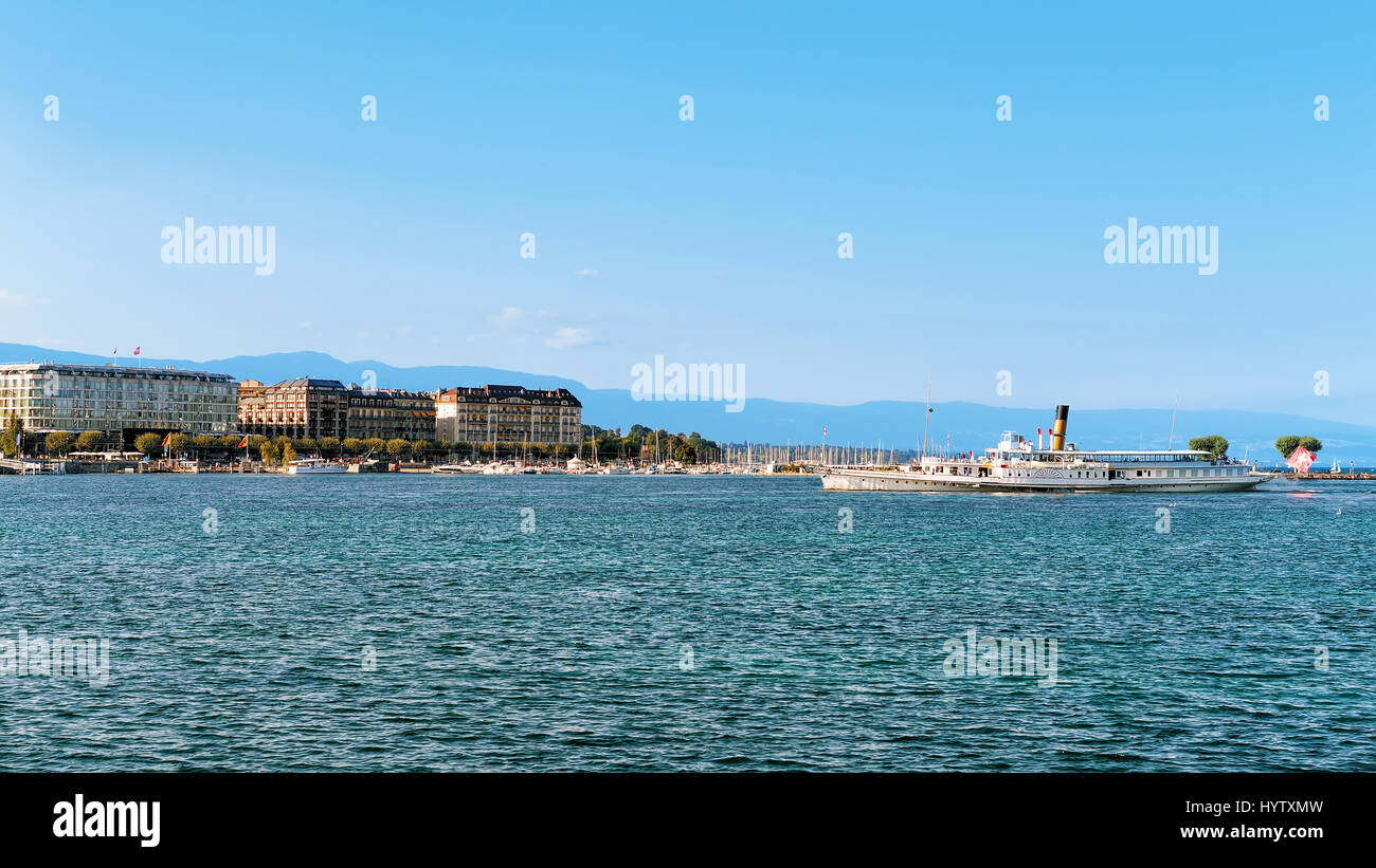 Défroisseur à Genève Lac vu de la digue de promenade du lac en été, Genève, Suisse. Les gens sur l'arrière-plan Banque D'Images