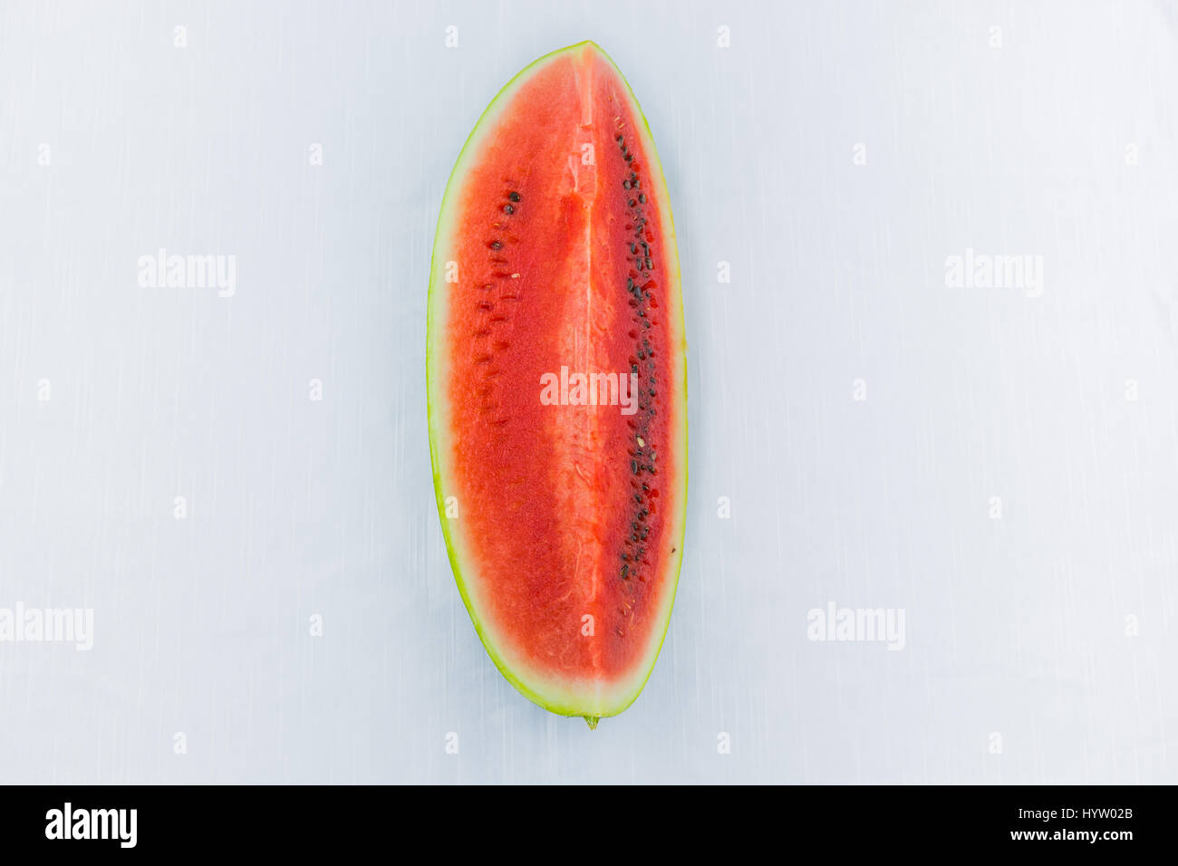 Watermelon coupées en deux ou en segments.demi-lune. Fruit d'été méditerranéen ou sicilienne. Sur fond blanc Coupe. ressource graphique. Banque D'Images
