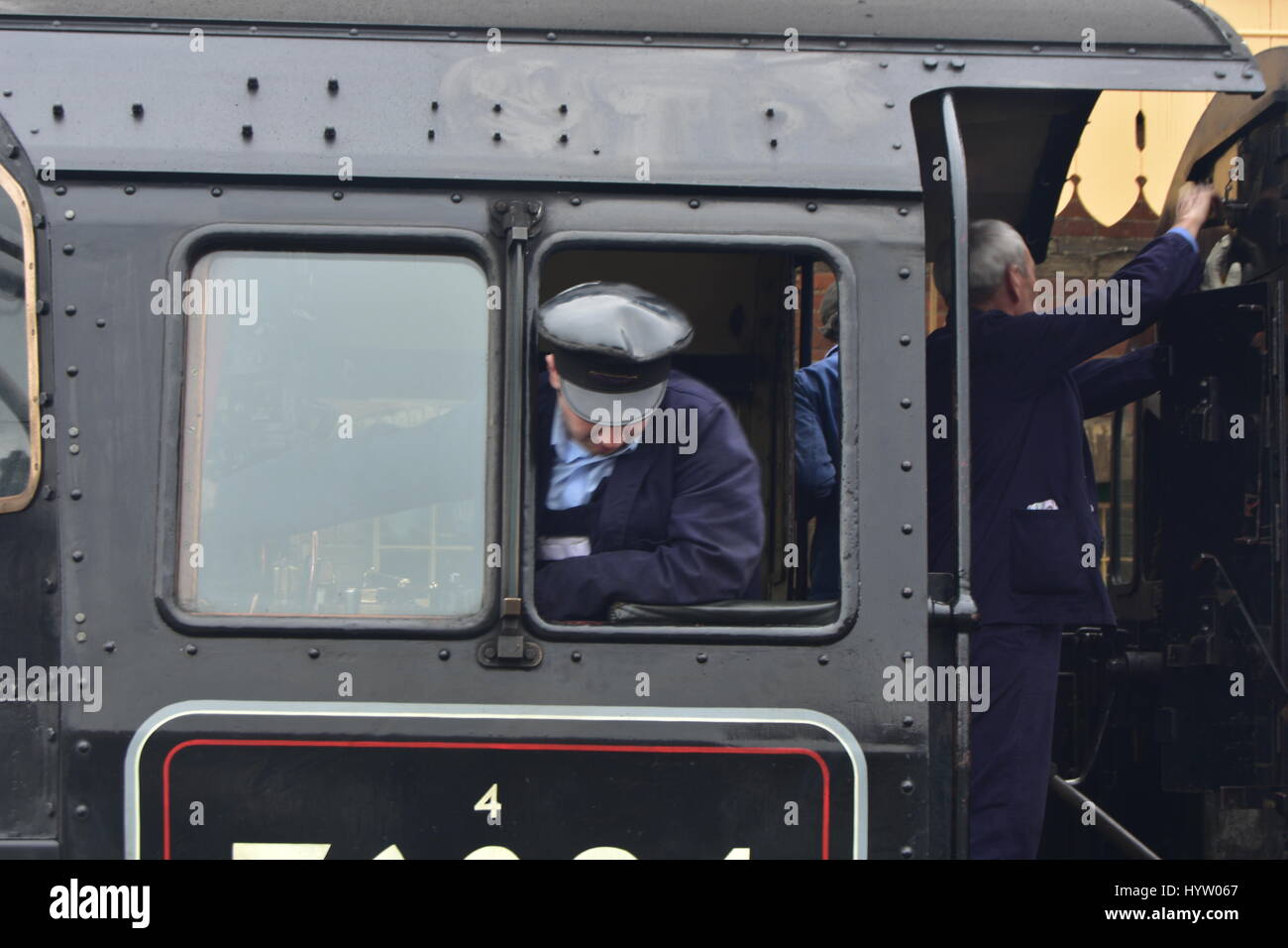 Un train à vapeur de fer North Norfolk à la recherche du pilote sur son moteur à la piste sur la plate-forme de Sheringham Banque D'Images