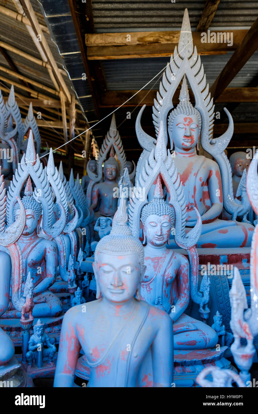 À moitié fini les statues de Bouddha à l'image du Bouddha Buranathai Fonderie, Phitsanulok, Thaïlande. Banque D'Images