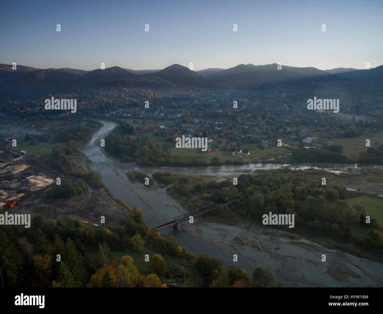 Vue aérienne sur le village de yapahuwa dans la région des Carpates de l'ouest de l'Ukraine comme le soleil se lève derrière les montagnes lointaines Banque D'Images