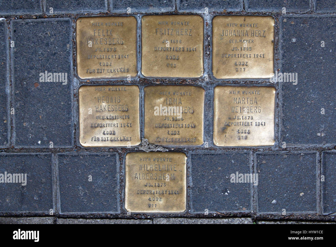 Allemagne, Cologne, Stolpersteine (pierres d'achoppement) par l'artiste Gunter Demnig. Les pierres de rendre hommage aux victimes du national-socialisme (nazisme). Banque D'Images